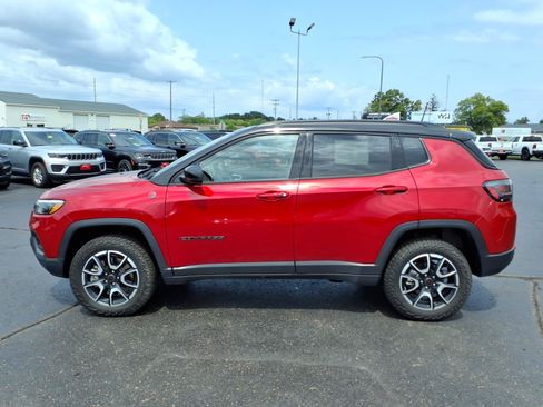 Used 2025 Jeep Compass Trailhawk w/ Trailhawk Elite Group AWD/4WD image 7