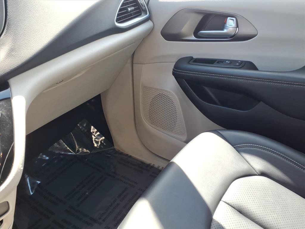 Used 2024 Chrysler Pacifica Touring-L FWD image 22