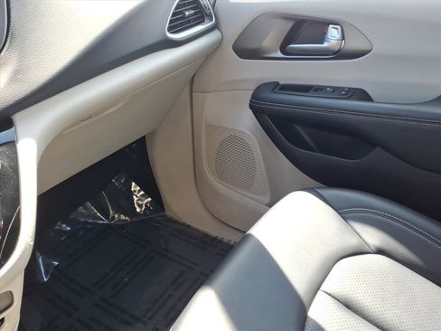 Used 2024 Chrysler Pacifica Touring-L FWD image 22