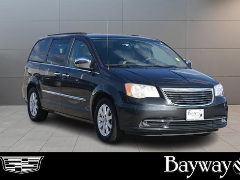Used 2012 Chrysler Town & Country Touring-L w/ Entertainment Group #2 FWD image 3
