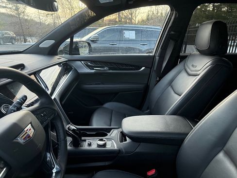 Certified 2025 Cadillac XT6 Premium Luxury image 4