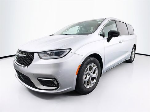 Used 2024 Chrysler Pacifica Limited image 3