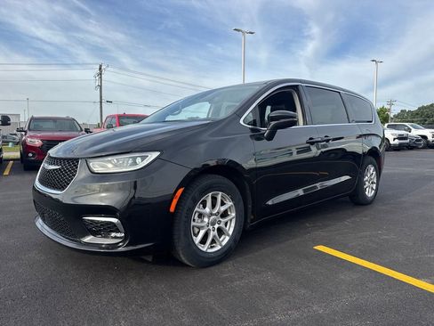 Used 2023 Chrysler Pacifica Touring-L FWD image 2