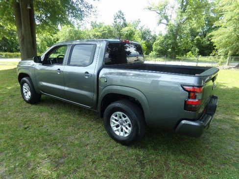 Used 2024 Nissan Frontier SV image 4