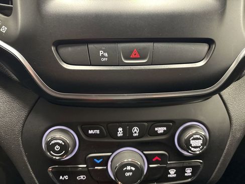 Used 2019 Jeep Cherokee Latitude Plus w/ Cold Weather Group image 51