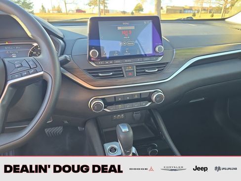 Used 2024 Nissan Altima 2.5 SV image 17