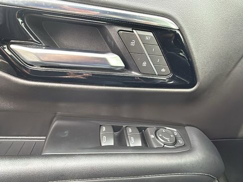 Used 2025 Chevrolet Suburban Z71 image 22