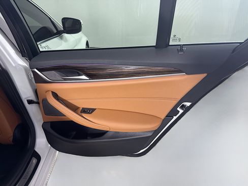 Used 2023 BMW 530e w/ Premium Package image 28