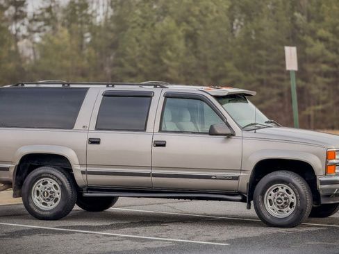 Used 1999 Chevrolet Suburban 2500 w/ Preferred Equipment Group 2 image 4
