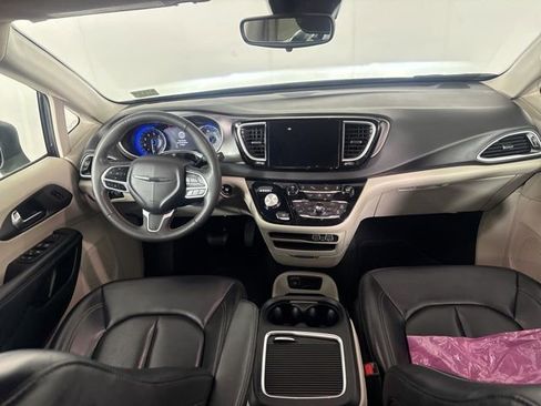 Used 2023 Chrysler Pacifica Touring-L image 21