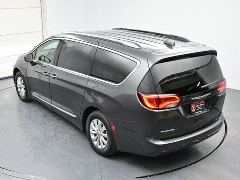 Used 2019 Chrysler Pacifica Touring-L image 31