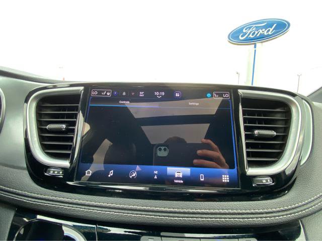 Used 2026 Chrysler Pacifica Limited FWD image 35