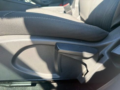 Used 2017 Ford Focus SE w/ Cold Weather Package FWD image 19