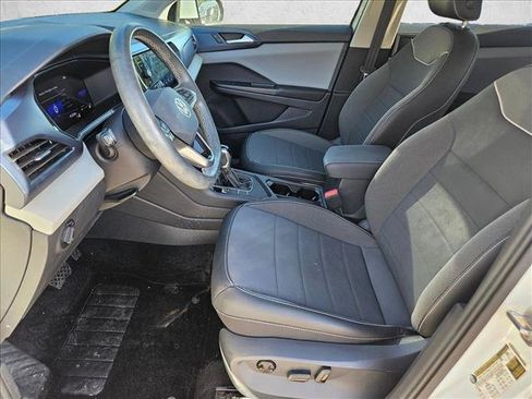 Used 2023 Volkswagen Taos SE w/ Panoramic Sunroof Package FWD image 12