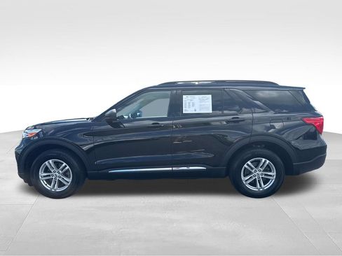Used 2023 Ford Explorer XLT AWD/4WD image 2