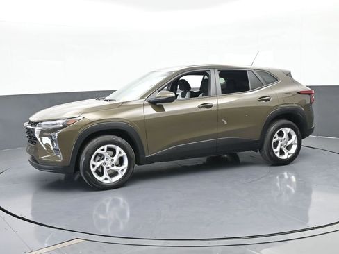 Used 2024 Chevrolet Trax LS w/ LS Convenience Package image 2