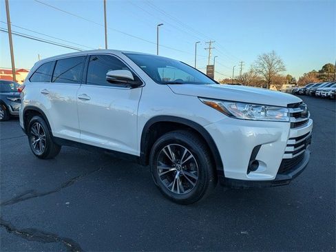 Used 2019 Toyota Highlander LE FWD image 2