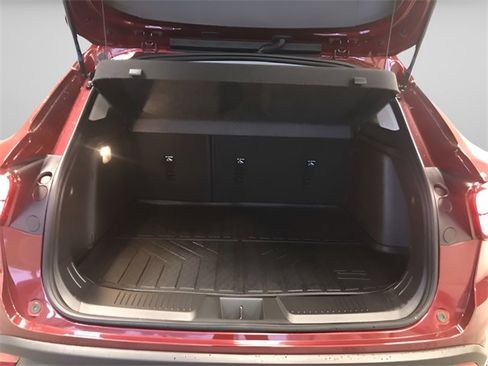 Used 2025 Chevrolet Trax LT w/ LT Convenience Package image 5