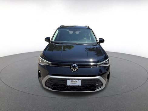 Used 2025 Volkswagen Taos SE FWD image 4