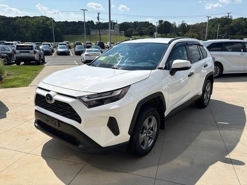 Used 2023 Toyota RAV4 XLE AWD/4WD image 3