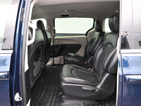 Used 2021 Chrysler Pacifica Touring-L FWD image 11