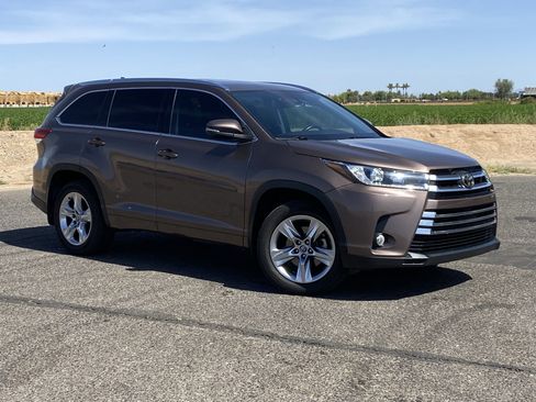 Used 2017 Toyota Highlander Limited w/ Carpet Mat Package AWD/4WD image 33