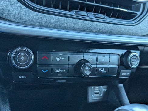 Used 2024 Jeep Compass Latitude image 25