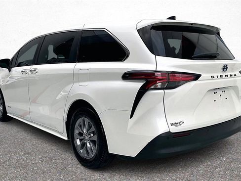 Certified 2021 Toyota Sienna XLE image 5