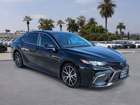 Used 2023 Toyota Camry SE image 3