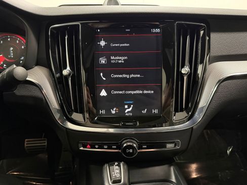 Used 2019 Volvo S60 T6 R-Design image 10