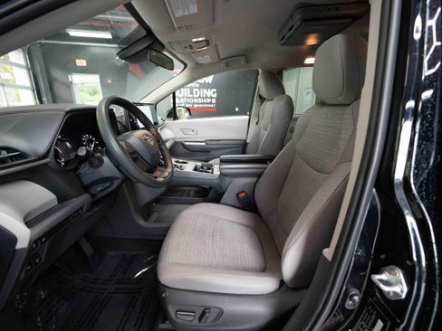 Used 2022 Toyota Sienna LE FWD image 9