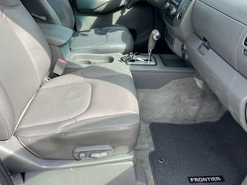 Used 2012 Nissan Frontier SL w/ Moonroof Pkg image 29