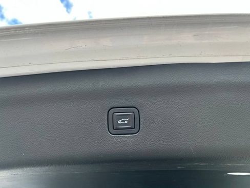 Used 2019 Buick Enclave Essence FWD image 16