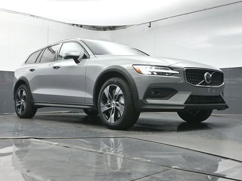 New 2026 Volvo V60 B5 Cross Country Plus w/ Protection Package Premier AWD/4WD image 33