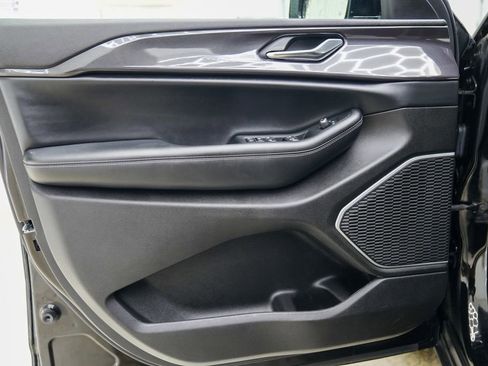 Used 2022 Jeep Grand Cherokee L Laredo image 19