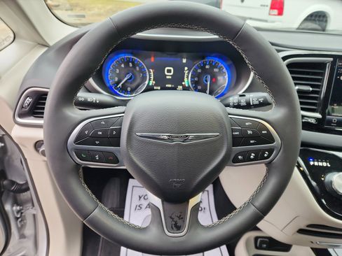 Used 2024 Chrysler Pacifica Touring-L image 28