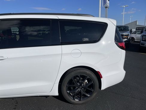 Used 2025 Chrysler Pacifica Limited image 30