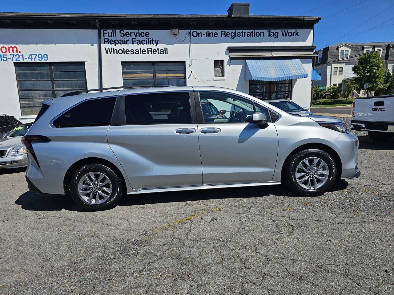 Used 2023 Toyota Sienna XLE FWD image 4