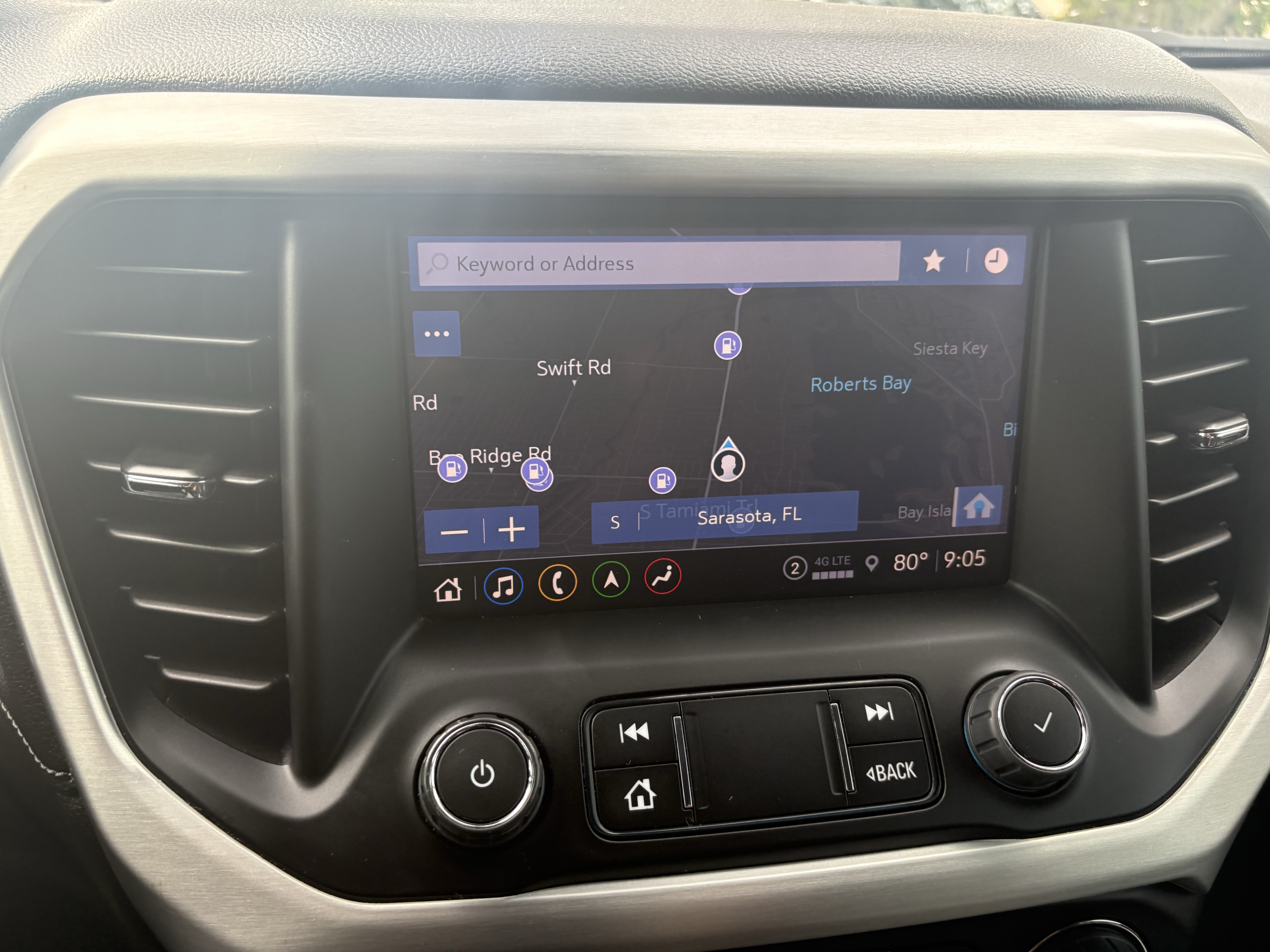 Used 2022 GMC Acadia SLT w/ Technology Package FWD image 12