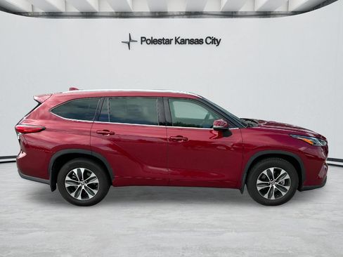 Used 2022 Toyota Highlander XLE AWD/4WD image 4