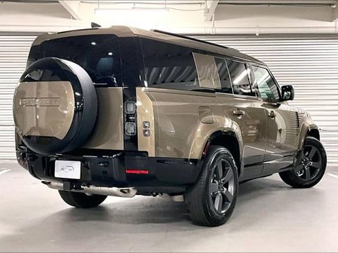 New 2026 Land Rover Defender 130 X-Dynamic SE image 4