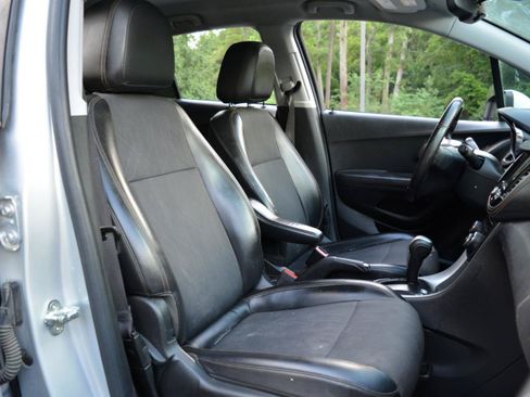 Used 2018 Chevrolet Trax LT w/ LT Convenience Package FWD image 19