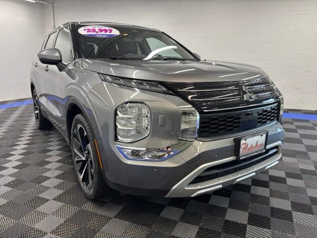 Used 2024 Mitsubishi Outlander AWD image 11