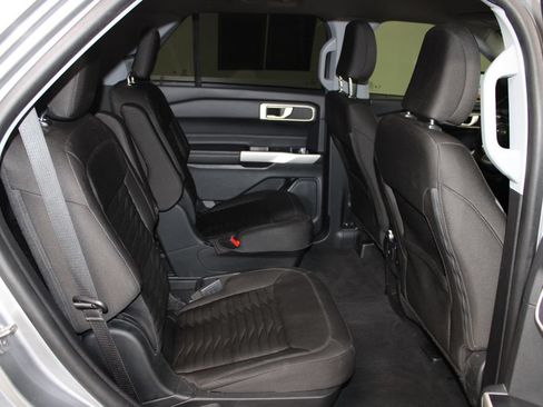 Used 2021 Ford Explorer XLT RWD image 32