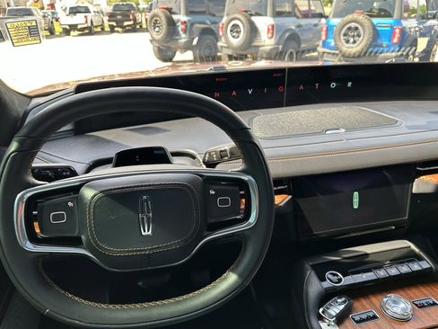 Used 2025 Lincoln Navigator Black Label AWD/4WD image 13