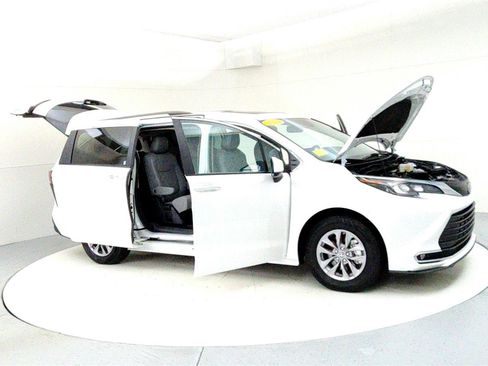 Certified 2024 Toyota Sienna XLE image 12