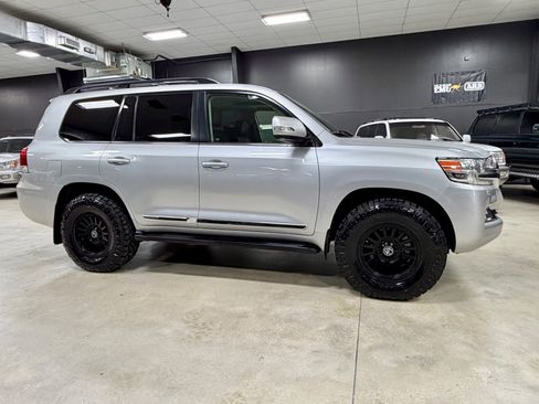 Used 2016 Toyota Land Cruiser image 8