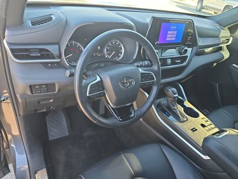 Used 2024 Toyota Highlander XSE image 17