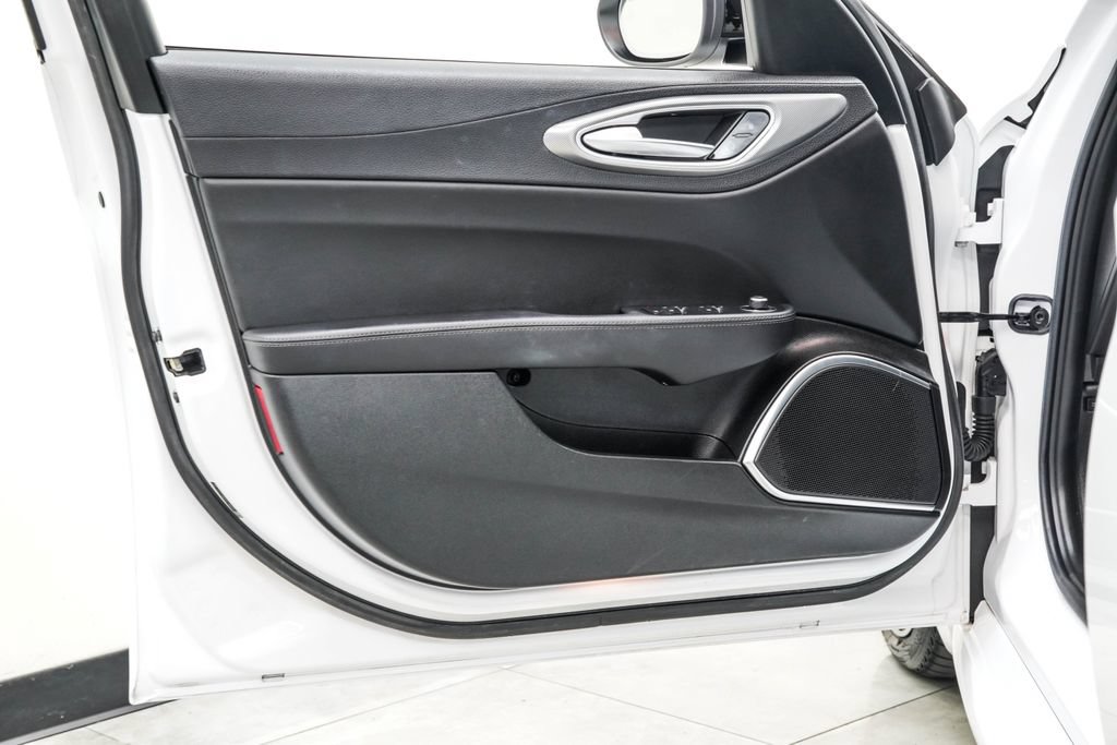 Used 2023 Alfa Romeo Giulia Veloce RWD image 40
