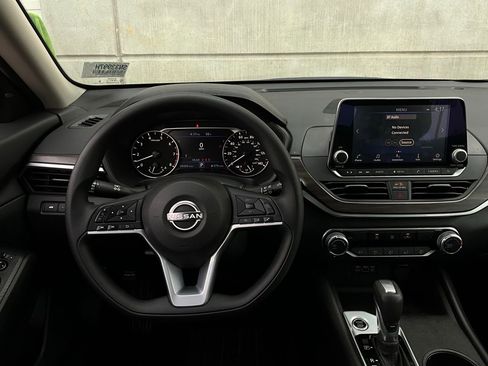 Used 2025 Nissan Altima 2.5 SV image 14